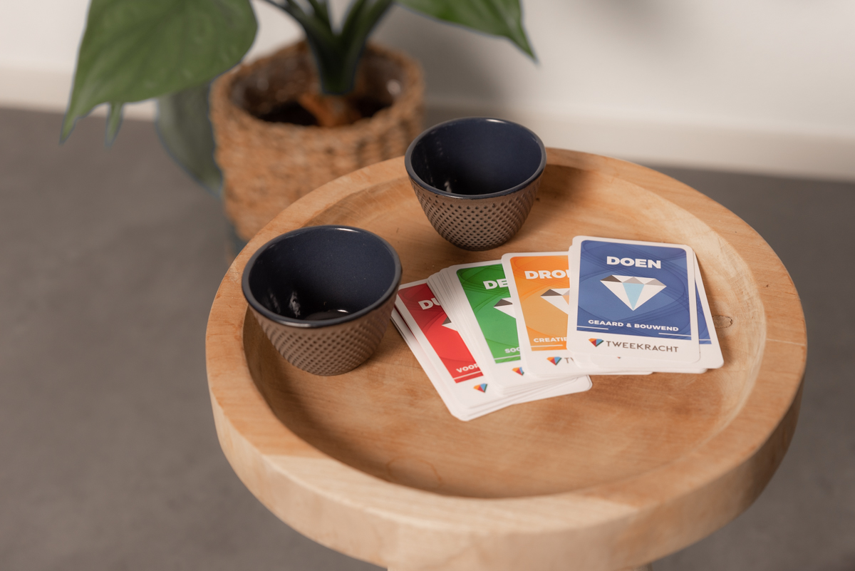 Tweekracht kaarten op houten tafel