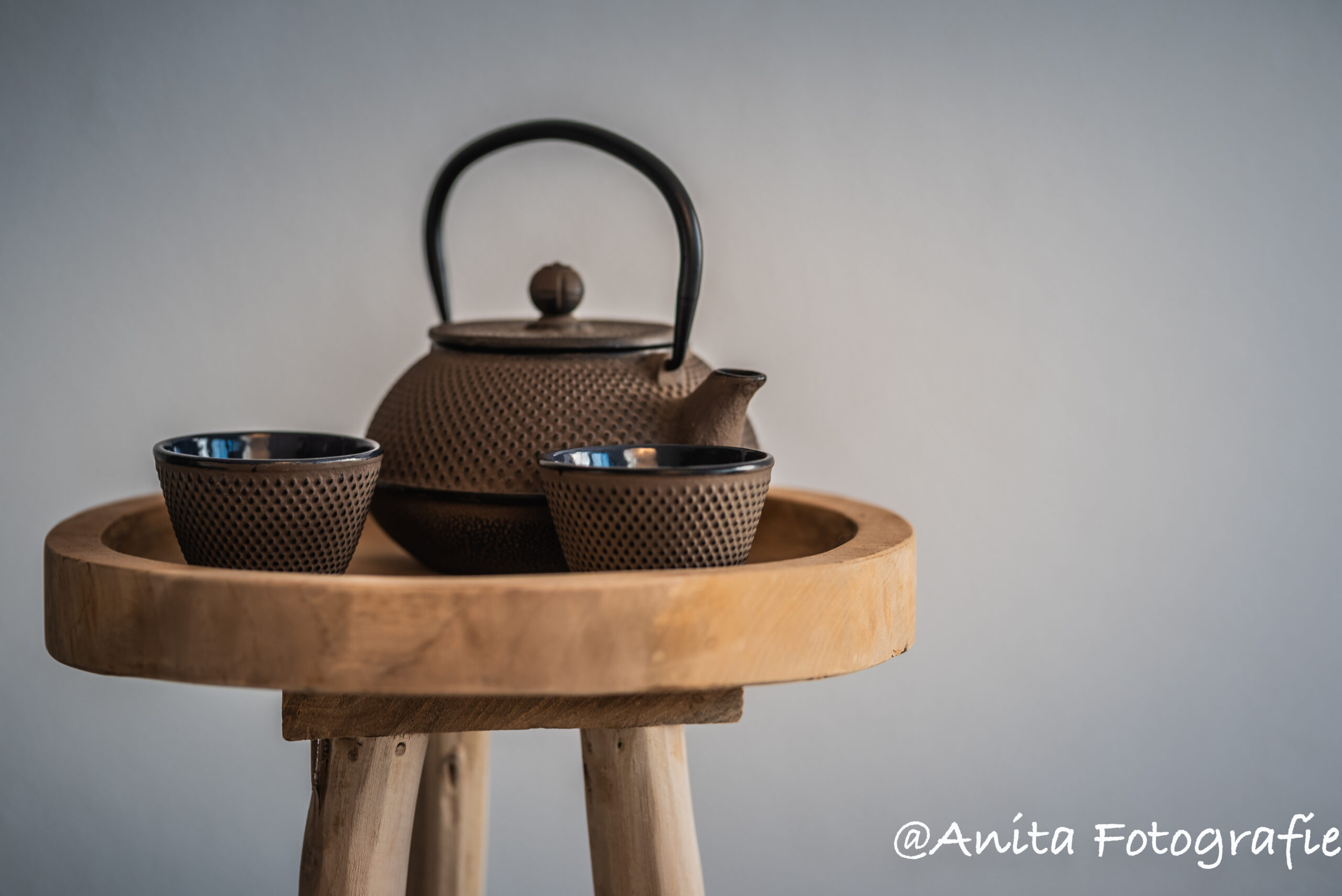 Theepot op houten tafel