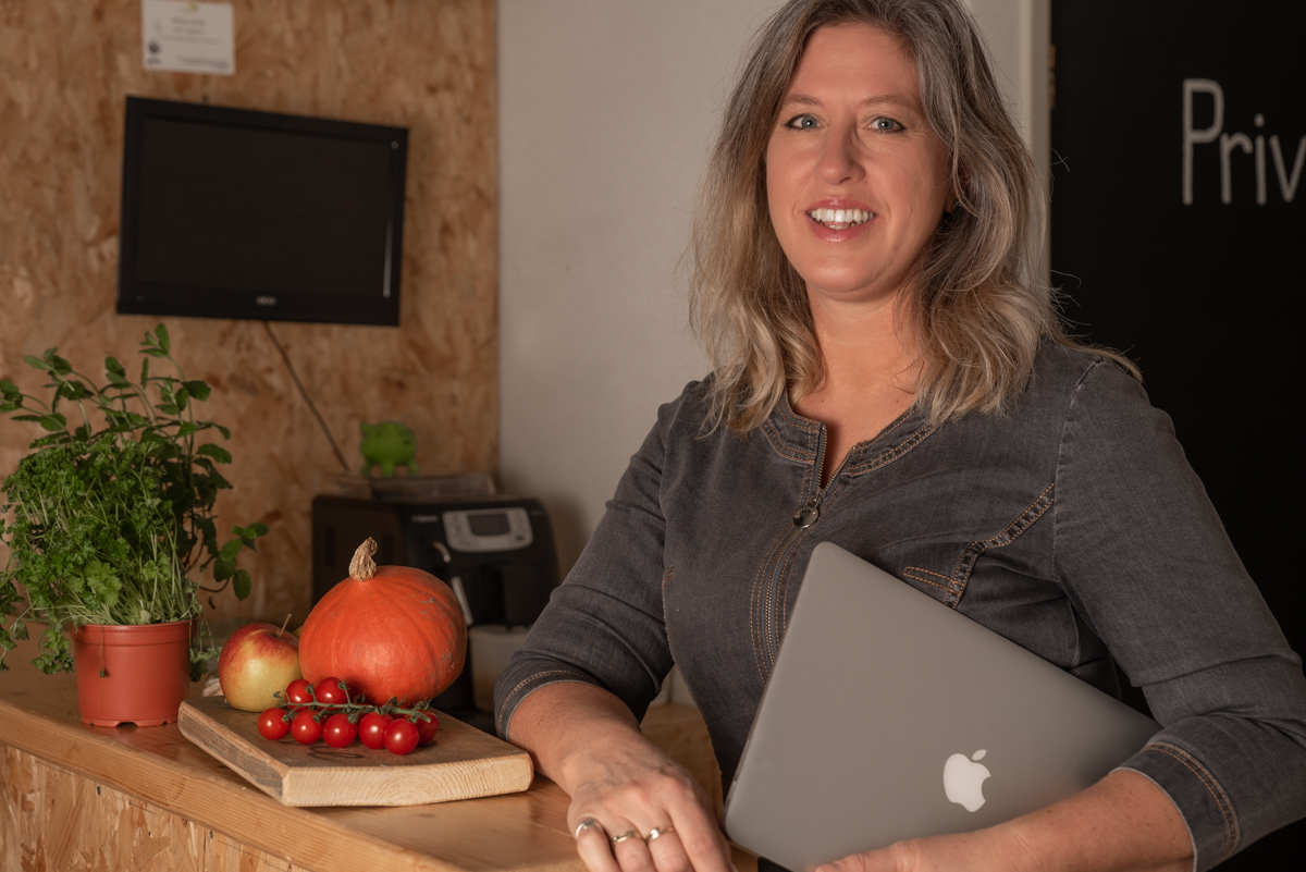 Sandra met laptop en gezonde voeding